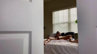 POV: Você está espionando o irmão do seu melhor amigo se masturbando
