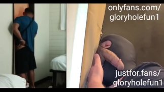 19-jarige latino jock pijpt enorme lading over mijn gezicht vanaf de andere kant bij onlyfans gloryholefun1
