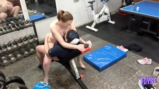 Rothaarige hat lauten, zitternden Orgasmus beim Ficken im Fitnessstudio zu Hause