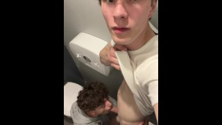 図書館のトイレにいる二人