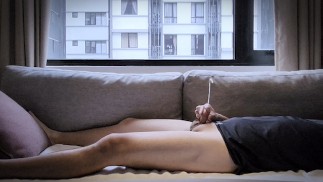Befehl, meinen kleinen Penis mit vorzeitiger Ejakulation neben dem Motelfenster zu wichsen