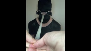 Esclave femdom mange du sperme par catapulte