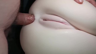 Gros plan, cul de blanche-neige étant pénétré par une bite