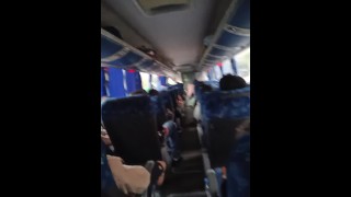 私の友人はロック・イン・リオから帰るバスの中で食事をしました。