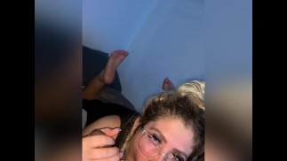 Sale salope suce la BBC puis chevauche sa bite jusqu’à ce qu’il jouisse