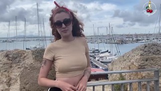 Ik nodigde haar uit op mijn boot en ze zoog mijn lul
