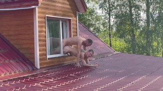 Guyは屋根を見下ろす家の窓で運動男とセックスします-187