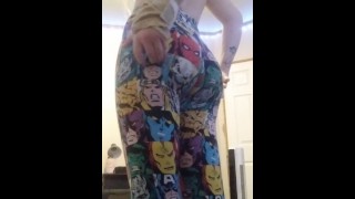 Hazel coloca leggings nerds sobre sua bunda gorda