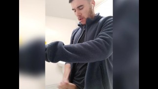 Ragazzo mascolino ha un orgasmo intenso nel bagno pubblico