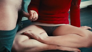 Požehná mu fendom handjpb a nechá ho vystříkat se na své krásné nohy