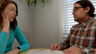 Nerdy Guy Tutor verleidt roodharige hottie om hem te neuken