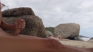 Divertirsi nudi in una spiaggia non per nudisti. Nudismo puro di Exchibisionist. Grande colpo di sborra