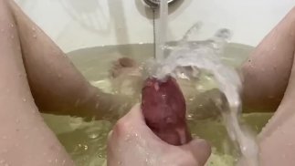 Come masturbarsi con l'acqua del rubinetto in bagno