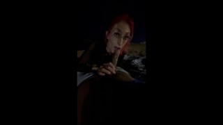 Kinky ruiva fazendo garganta profunda na praia