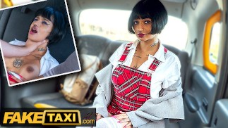 Fake Taxi - Cette étudiante française n’a pas reçu sa bourse alors elle vide celles de son uber