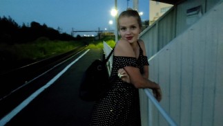 O bebê quebra-cabeça estava esperando pelo trem, e pegou um pau quente e um grande creampie em público