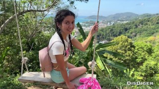 Un camioncino ha raccolto una ragazza carina nella giungla e ha scopato al primo appuntamento