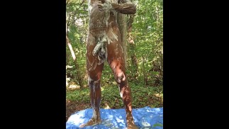 Buck Naked se laver au camp