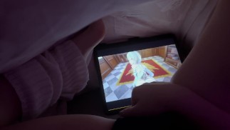 POV:源真ポルノヘンタと兼を見て自分自身に触れるカワイイアジアの女の子。両親は家にいます