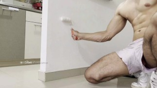 worker gets excited and ends up in his bed with a good wank