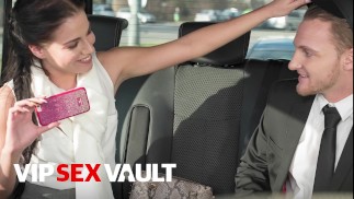 Eveline Dellai Zapařené Zadní Sedadlo Kurva S Perverzním Šoférem - VIP SEX TREZOR