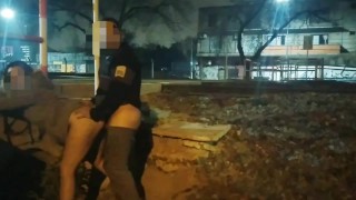 dívka blikající nahá na ulici kurva na veřejnosti voyeurs a chycen policií