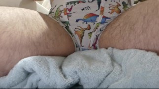 Amateur tiener houdt zijn plas op een handdoek en komt dan klaar in zijn natte boksers!! (OMORASHI)