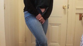 Pisse désespérée dans un jean en attendant la salle de bain