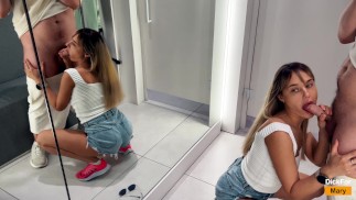 🔥 Riskanter saftiger Blowjob in der Umkleidekabine. Hat meinen ganzen Mund mit Sperma gefüllt💦
