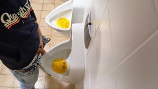 amatorski facet sikający na publiczny pisuar