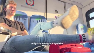 Moje spocone śmierdzące STOPY potrzebują NIEWOLNIKÓW, którzy je czczą. Chodź tutaj 🙇🏻