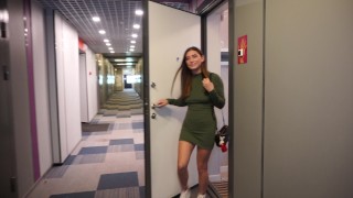 助けを求めている隣人?彼が中出しするのを手伝って