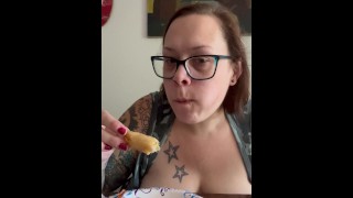 Bbw madrastra MILF foodie come comida con las tetas fuera de su POV