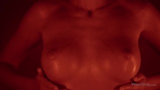 WOWGIRLS Chica absolutamente increíble Sonya Blaze mostrando su cuerpo perfecto en la cámara