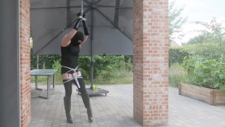 CD in spandex zelfbondage met toverstaf die probeert te orgasme