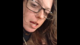 Sekretärin lutscht Chef Schwanz und bekommt ihre Muschi in Doggystyle-Position zertrümmert, um ihren Wert zu beweisen