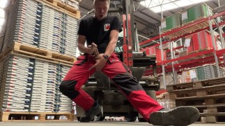 Ragazzo esclusivo ottiene un'erezione al lavoro e deve affrontarla