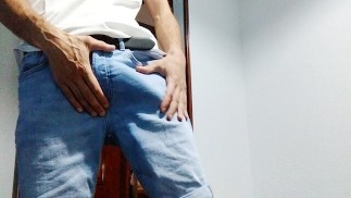 Eu Masturbo meu Gostoso Pau Grande e Gozo Enquanto Padrasto Assiste TV na Sala de Estar