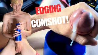 少年男孩偷偷抚摸他的大鸡巴（边缘和无法控制的性高潮）