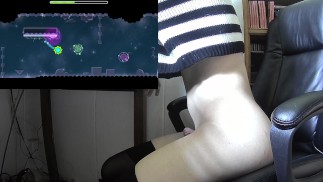 Femboys monta un tapón anal empujado hasta que supera un nivel de tablero de geometría