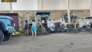 conductor de camión se folla a dos chicas calientes que van a hacer preguntas en su trabajo