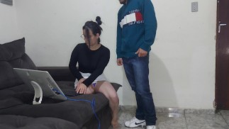 casada sozinha em casa de mini saia! recebe técnico safado de pau grande!