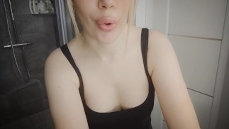 Menina recebe um orgasmo rápido de se masturbar