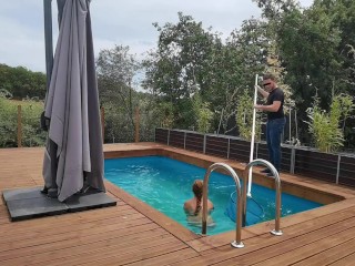 Eu o Seduzo, Então Ele me Fode Na Piscina!