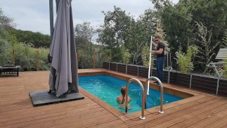 Je le séduis pour qu'il me baise dans la piscine !