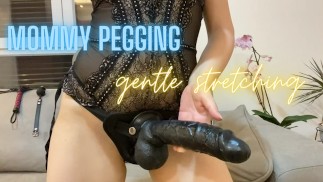 Mommy Pegging - Mamãe Will cuida do seu cu