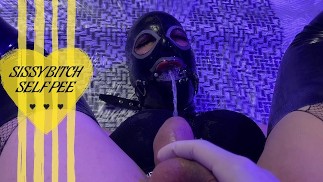 Kochanka pomaga SISSY dziwce ZROBIĆ SOBIE sikanie w ustach!