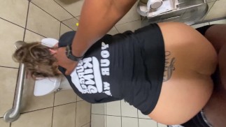 Heißer interracial Quickie in einer öffentlichen Toilette!