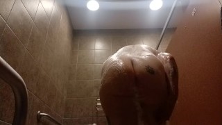 Pawg sprchy v rušné veřejné posilovně