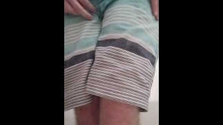 Lottando per non farmi la pipì, un po' di pantaloni bagnandoli poi li lascia cadere e fa pipì liberamente al phon